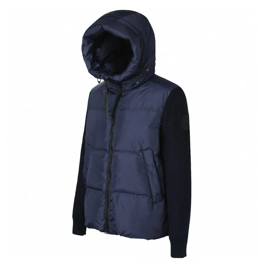 P910 [Exclusive supply] Canada Goose Wool Sleeve Hooded Down Jacket (Navy Blue) The fabric is made of 90 national standard high-quality white duck down, selected high-fill velvet, weighing 170g, light and warm, with excellent temperature locking performance and good resilience. The fabric is made of high-quality protective nylon fabric, which not only enhances the wear resistance of the surface, but also takes into account wind resistance, ensuring excellent performance in various harsh weather conditions. Three-dimensional quilting technology and precise thread reinforcement prevent lint from being drilled and ensure that the fluffy and resilient elasticity lasts like new. The 7-needle medium-thick knitted structure uses thicker yarns to weave woolen fabrics with obvious thickness and weight. The texture is clearly visible and has a rough, retro texture. It has a good skeleton feel and is relatively stiff, and can maintain the silhouette of the clothing for a long time. It also provides more layers of still air to lock in heat. There is the brand's exclusive LOGO on the woolen sleeve arms, which is not obvious in the photo. Size:S-M-L-XL